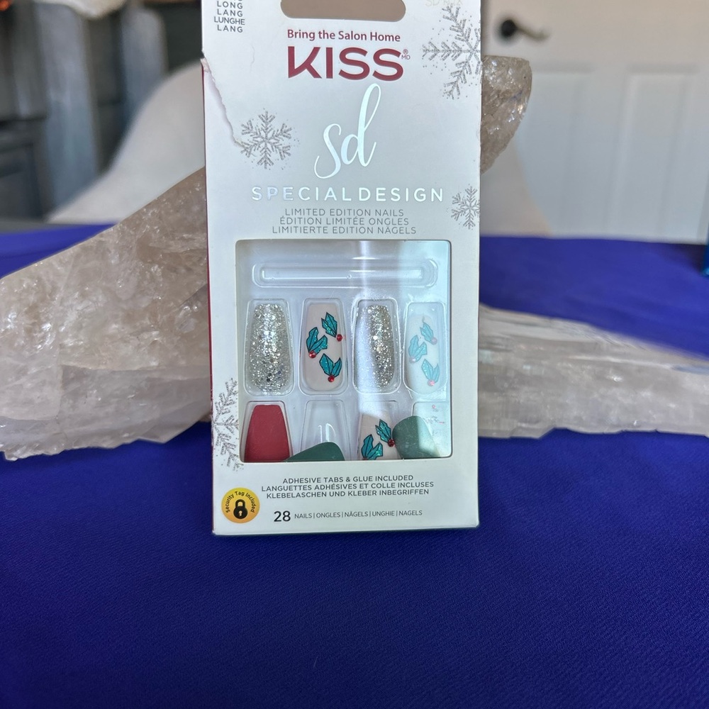 KISS Winter Themed Artificial Nails with Snowflake Designs